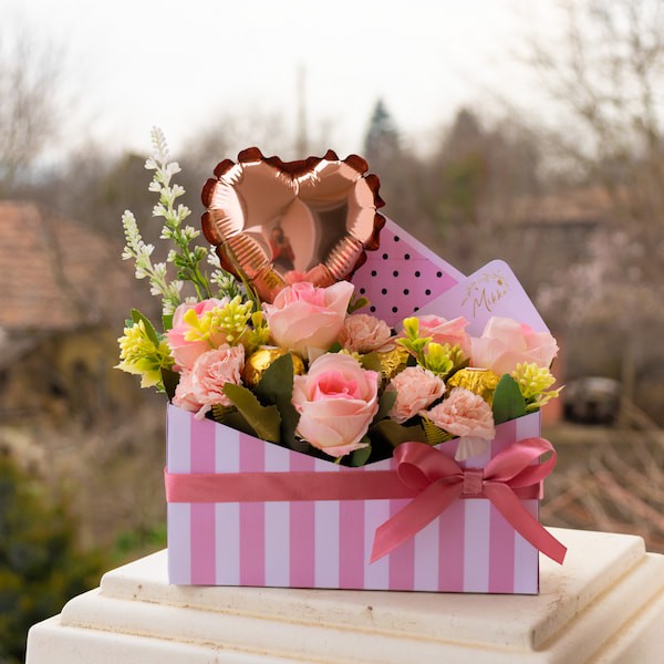 Букет в розово с бонбони за рожден ден за жена